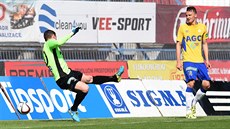 Teplický gólman Tomá Grigar inkasuje gól v utkání s Olomoucí.