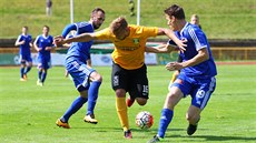 Jan Kosak ze Sokolova hájí mí v utkání s rezervou Olomouce.