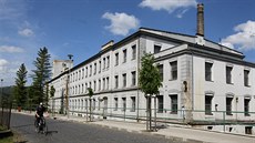 Zchátralý areál bývalé textilky Benar v Bene�ov� nad Plou�nicí.