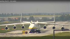 Pojíždění  letounu Antonov ADB310F.v Praze 10. května 2016.