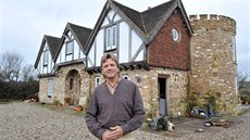 Britský farmá� Robert Fidler si postavil hrad i s hradbami a d�ly v roce 2002 v...
