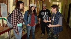 Luká� Bulava (vpravo) s herci p�i natá�ení filmu Kyselý Dech