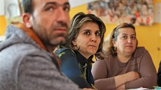 Skupina iráckých uprchlíků při středeční výuce češtiny (květen 2016).