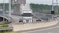 Řidiči projíždějí zvlněným úsekem na dálnici, která spojuje Ostravu a Bohumín....