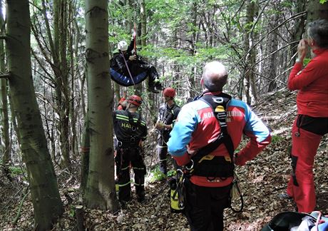 Paraglidista na Kozákov uvízl na strom. Zachránit ho museli hasii.