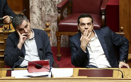 ecký premiér Alexis Tsipras (vpravo) a ministr financí Euclid Tsakalotos bhem...