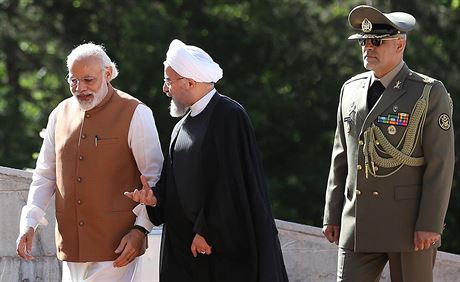 Indický premiér Narendra Modi (vlevo) a íránský prezident Hassan Ruhání na...