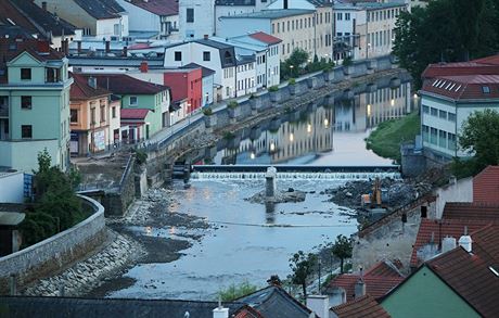 Tebí bez Podkláterského mostu. V kvtnu ho dlníci snesli, stavbu nového vak provází komplikace. Doprava ve mst absencí stejního pemostní trpí.