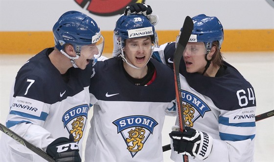 Finský hokejista Sebastian Aho (uprosted) oslavuje se spoluhrái jeden ze...