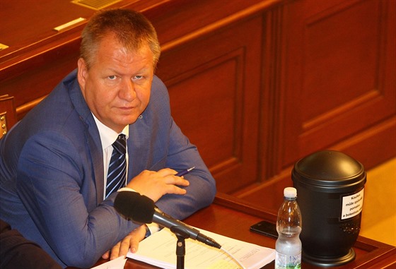 Ministr zdravotnictví Svatopluk Němeček ve Sněmovně při hlasování o...