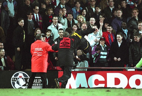 CO BLÁZNÍ? To je ta chvíle - Eric Cantona útoí na fanouka Crystal Palace ve...