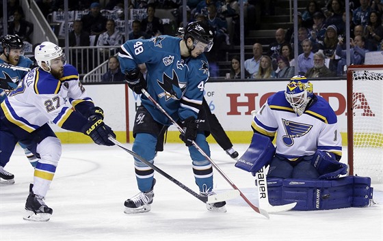 Tomá Hertl doráí ped brankáem St. Louis Elliottem.