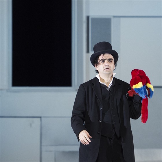 Rolando Villazón jako Michel v berlínské inscenaci opery Bohuslava Martinů...