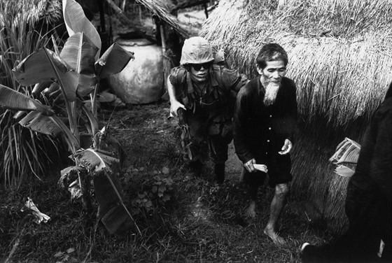 Více ne tyicet let po válce ve Vietnamu trápí vzpomínky na kruté boje tisíce...