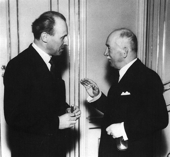 Jaroslavu Drábkovi (vlevo) udělil prezident . Edvard Beneš v říjnu roku 1946...