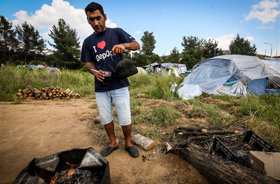 V okolí tábora v eckém Idomeni je hned nkolik meních kemp. (24. kvtna 2016)