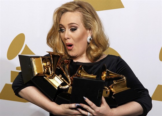 Grammy 2012 -  23letá Adele se svými esti cenami (Los Angeles, 12. února 2012)