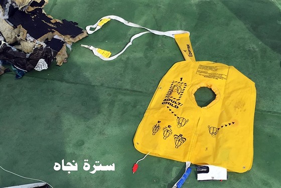 Záchranná vesta ze zíceného letadla Egyptair, kterou vylovily pátrací týmy...