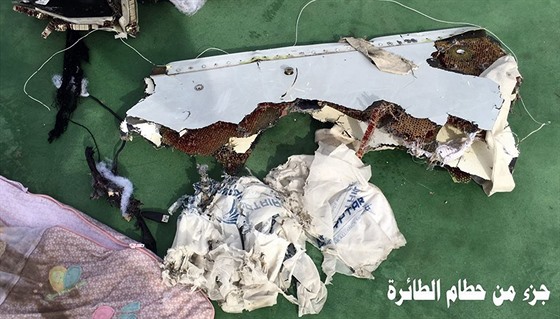 Trosky zříceného letadla EgyptAir (21. května 2016).