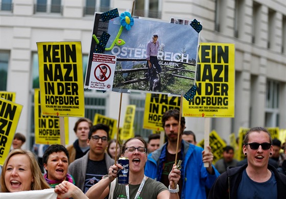 Protestující proti prezidentskému kandidátovi Norbertu Hoferovi drží cedule s...
