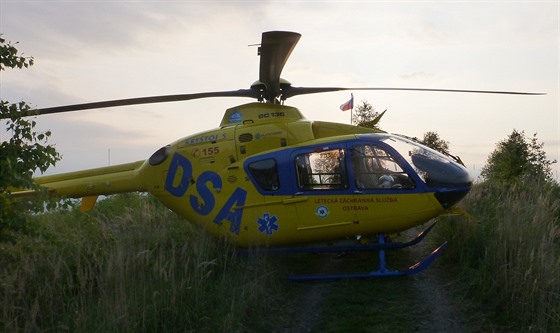 Vrtulník záchranářů při zásahu na vrchu Polední na Třinecku. (20. května 2016)