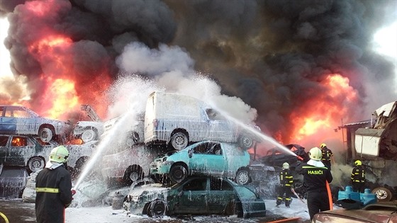 U požáru vrakoviště v Ropici u Třince zasahovalo sedm hasičských jednotek. (23....