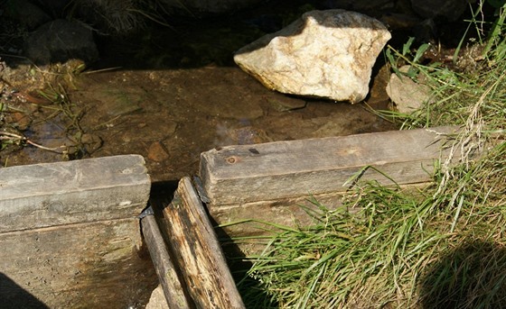 Do studánky u ádná voda nepitéká, ani z ní neodtéká. (12.8.2015)