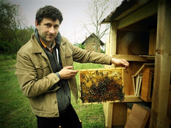 Osmadvacetiletý Jiří Knapil už je dostatečně zkušeným včelařem na to, aby sám...