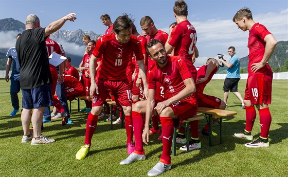 MAZÁCI DO PRVNÍ ADY etí fotbalisté se pipravují na oficiální týmové focení,...