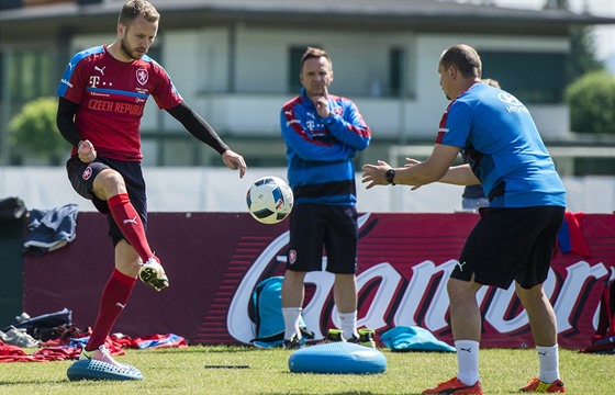 Michal Kadlec na tréninku fotbalové reprezentace s asistentem Zdekem Svobodou.