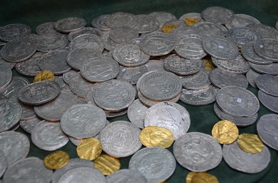 Poctivý nálezce dostane za odevzdání vzácných mincí tém pl milionu korun. 