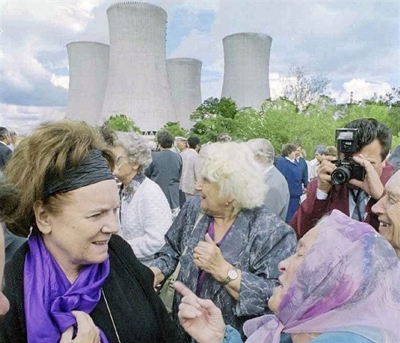 Vlasta Chramostová odhalila 30. srpna 1998 pamětní desku v kapli, jež zbyla na území někdejší osady Lipňany. Osady Lip- ňany a Skryje, odkud pocházeli předkové herečky, byly zlikvidovány v roce 1980 kvůli výstavbě jaderné elektrárny Dukovany.