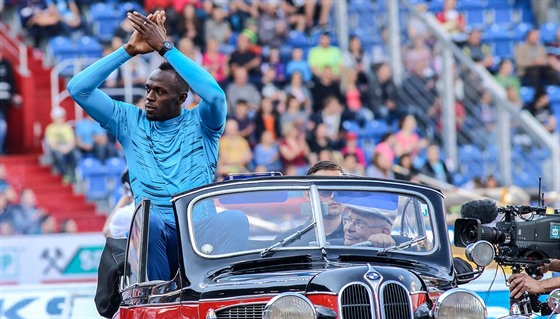 Usain Bolt zdraví diváky pi slavnostním zahájení mítinku Zlatá tretra.
