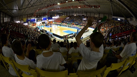 Finále basketbalist mezi Dínem a Nymburkem na hokejovém stadionu.