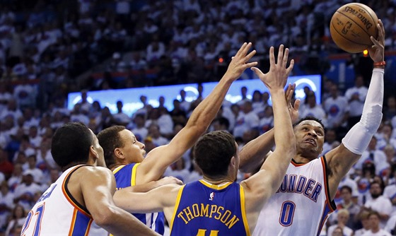 Russell Westbrook z Oklahoma City se prosazuje pes obranu Golden State.