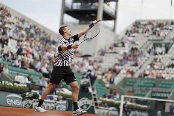 SERVIS. Tomá Berdych ve druhém kole Roland Garros.