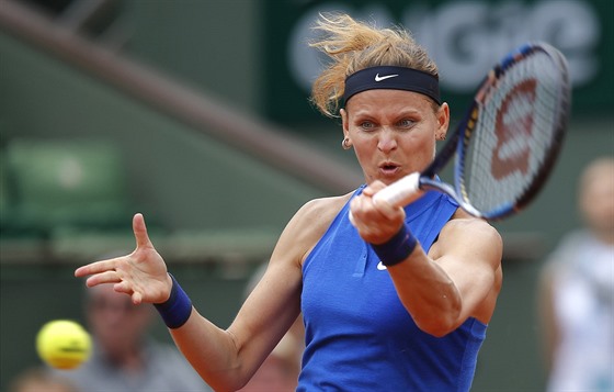 FORHEND. Lucie afáová ve tetím kole Roland Garros.