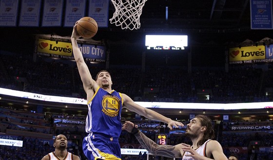 Klay Thompson z Golden State zakonuje v utkání s Oklahoma City.