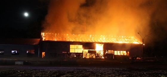 Požár pily v Dobřívě na Rokycansku. (22. května 2016)