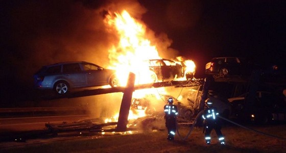 Na dálnici D5 hořel kamion, který přepravoval nové automobily. Škoda se...