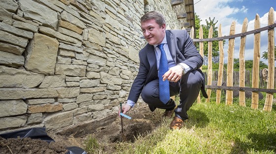 Starou trtu zasadil v Archeoskanzenu v Modré slovinský velvyslanec v esku Leon...