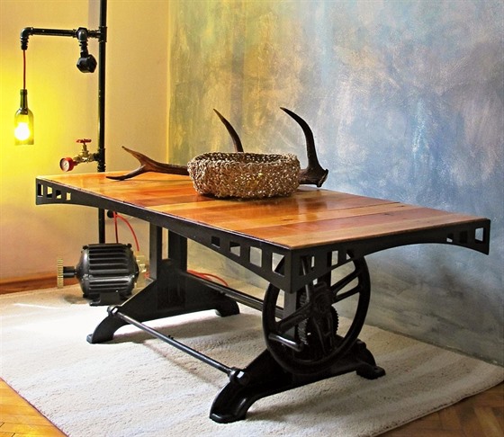 Stůl a lampa v duchu industriálního designu