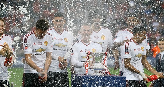 Fotbalisté Manchesteru United se radují z triumfu v Anglickém poháru.