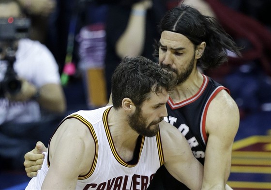 Kevin Love (vlevo) z Clevelandu se snaí prosadit pes bránícího Luise Scolu z...