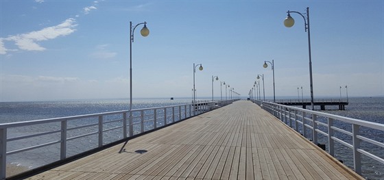 Molo v letovisku Jurata, na klidnjí stran poloostrova otoené k pevnin.