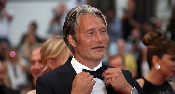 Herec Mads Mikkelsen na závreném ceremoniálu Cannes