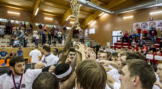 Pardubití basketbalisté s pohárem pro bronzový tým Národní basketbalové ligy.