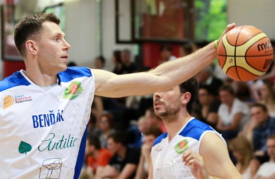 Exhibice brnnských basketbalist Hvzdy spolu: Petr Benda ped zápasem.