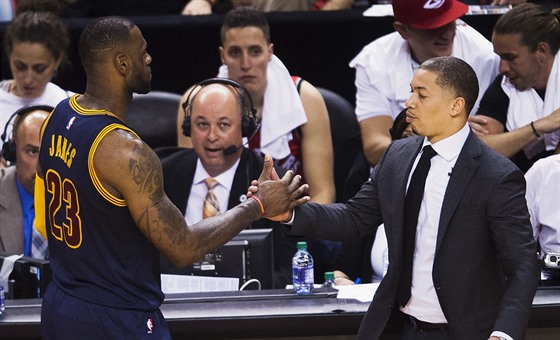 LeBron James (23) a clevelandský trenér Tyronn Lue   bhem finále Východní...