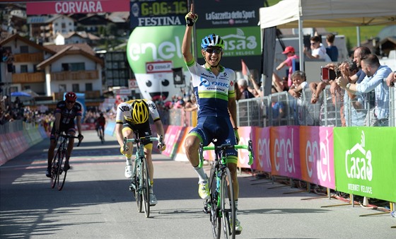 Esteban Chaves triumfáln dojídí do cíle 14. etapy Gira.
